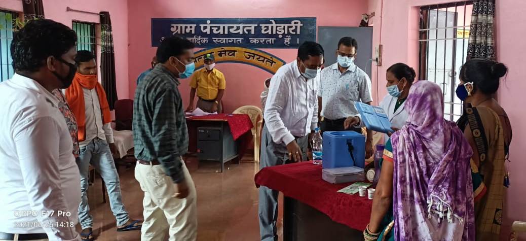 Photo of घोड़ारी और बेलसोंडा के टीकाकरण केंद्रों का कलेक्टर ने लिया जायजा।