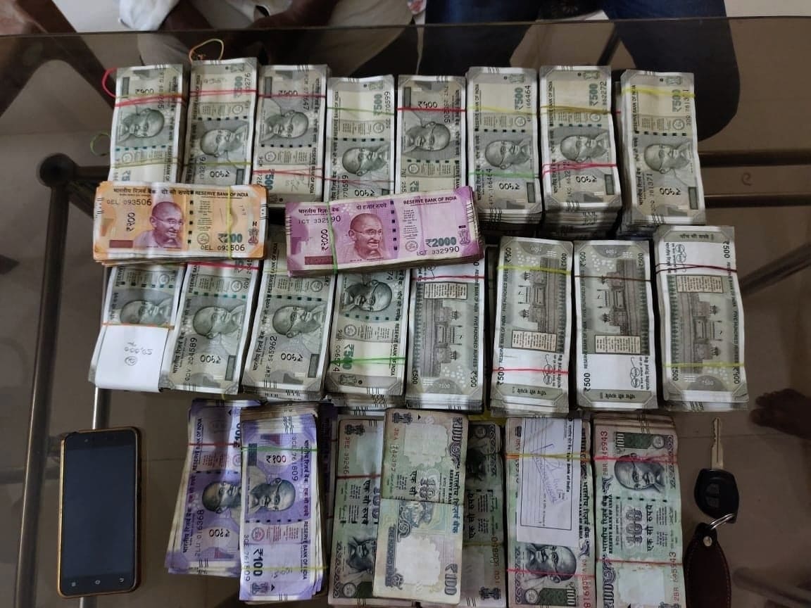 Photo of नगदी का अवैध परिवहन: 37,28,900 रूपयें नगदी के साथ कोल्हापुर महाराष्ट्र के 2 व्यक्ति पुलिस की गिरफ्त में।