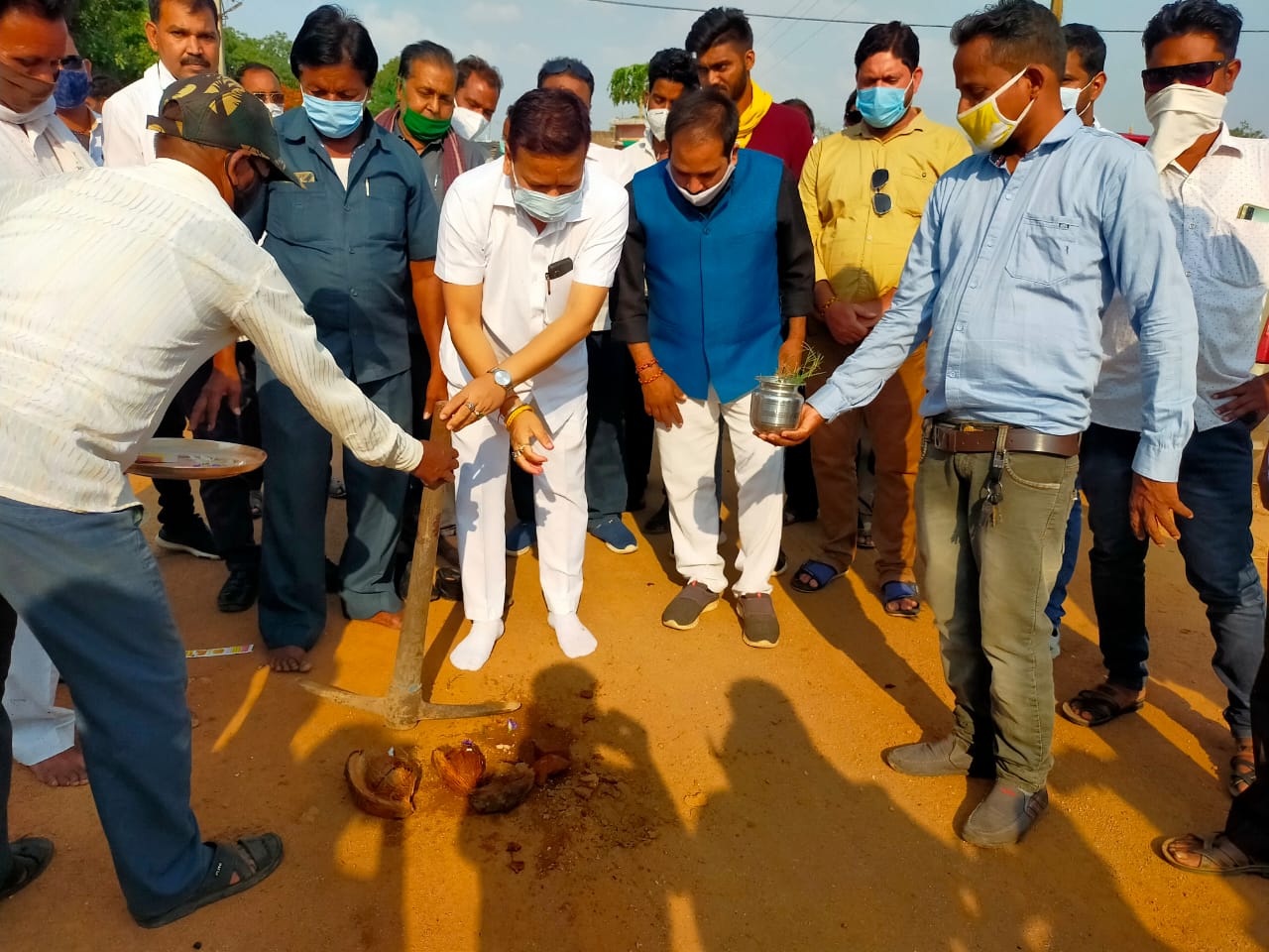 Photo of बावनकेरा से चिरको तक तीन किमी तक बनेगी सड़क । संसदीय सचिव ने सड़क निर्माण के लिए किया भूमिपूजन।