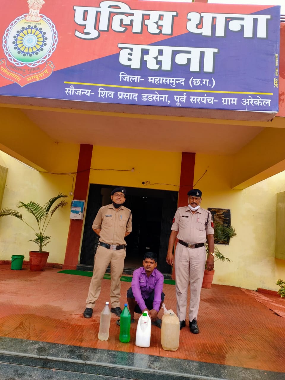 Photo of 18 लीटर महुआ शराब के साथ एक आरोपी गिरफ्तार। बसना पुलिस की कार्यवाही।