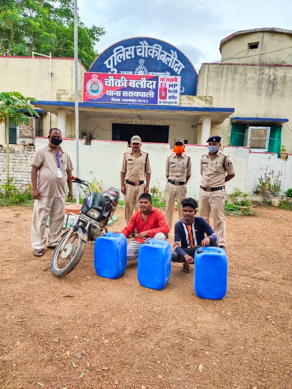 Photo of 90लीटर अवैध महुआ शराब के साथ 02आरोपी गिरफ्तार। बलौदा चौकी टीम की कार्यवाही।