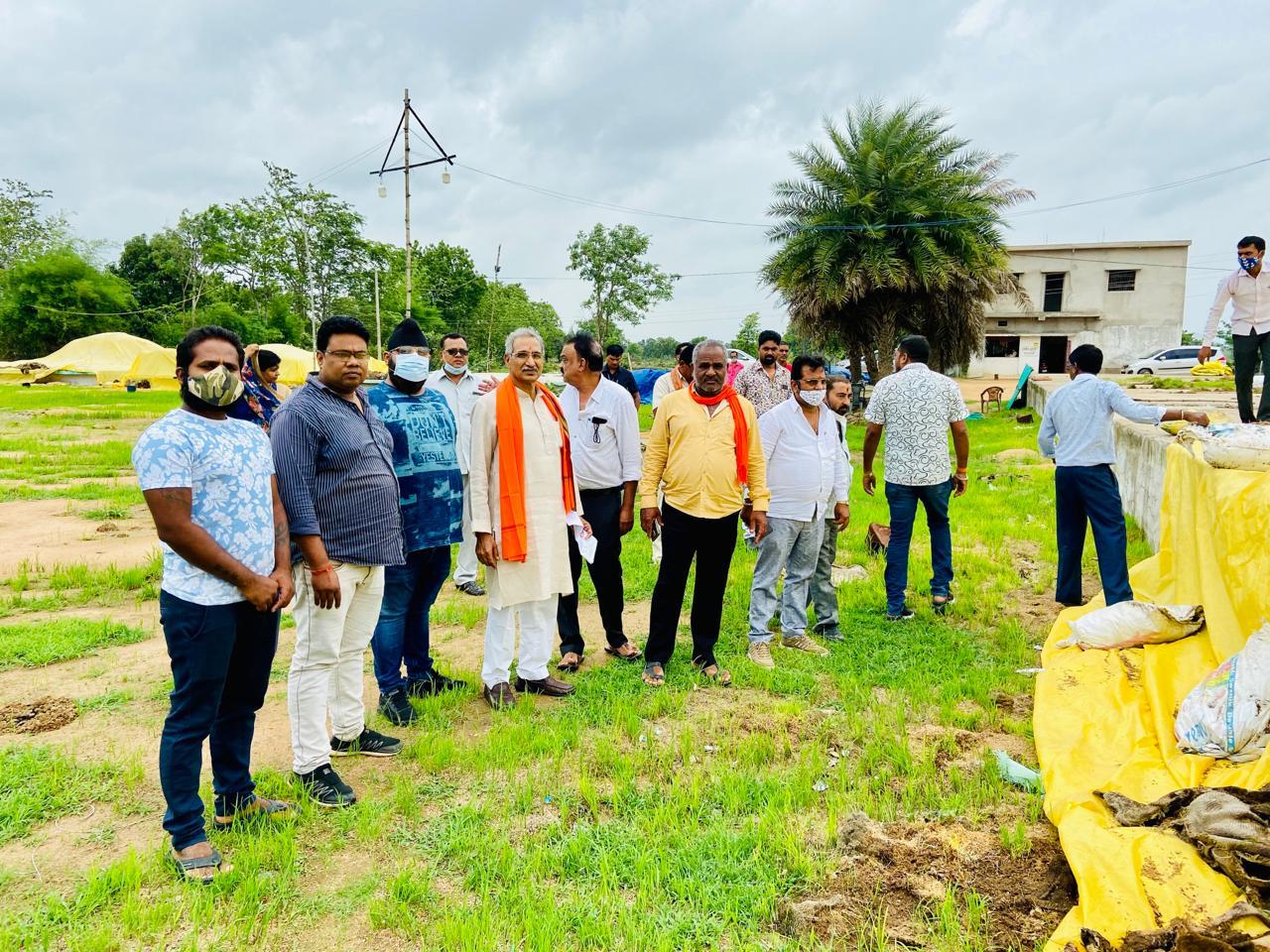 Photo of धान खरीदी केंद्रों में चल रही लापरवाही की जांच के लिए पूर्व सांसद पहुंचे कौहाकूड़ा।