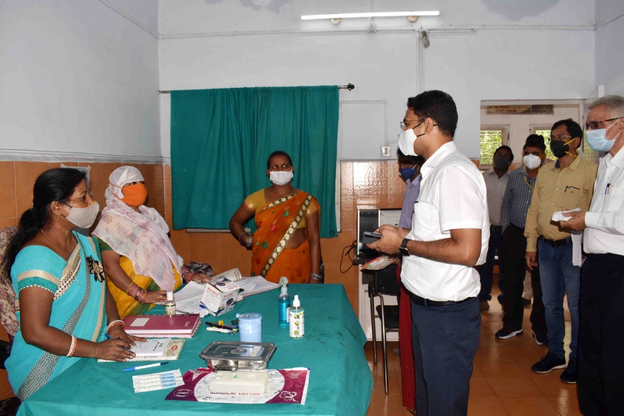Photo of कोरबा:आयुक्त ने किया दर्जन भर वैक्सीनेशन सेंटरों का दौरा।