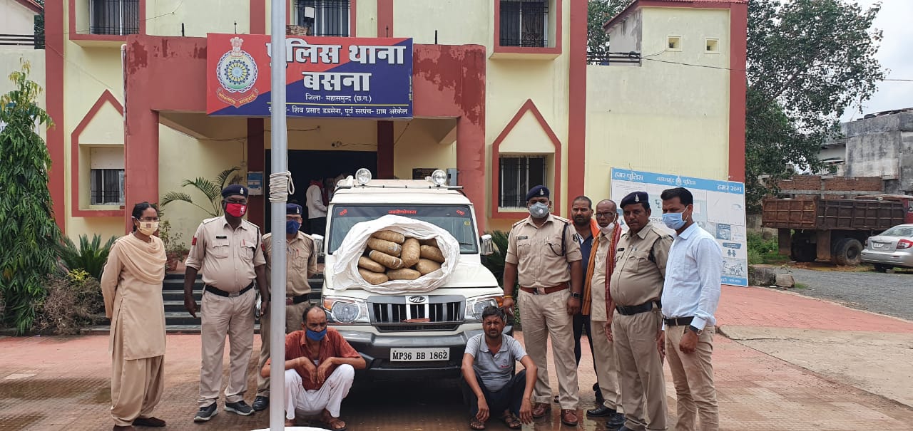 Photo of 6 लाख गांजा का परिवहन करते 02 अंतर्राज्यीय तस्कर गिरफ्तार। बोलेरो वाहन के छत में चेंबर बनाकर ले जा रहे थे गांजा।