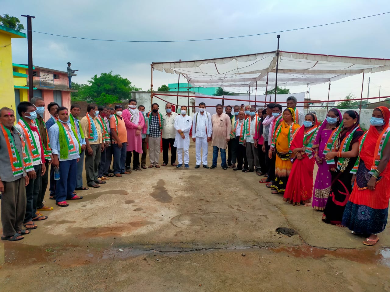Photo of संसदीय सचिव की मौजूदगी में उपसरपंच सहित 8 पंचों ने किया कांग्रेस प्रवेश। गमछा पहनाकर संसदीय सचिव ने किया स्वागत।