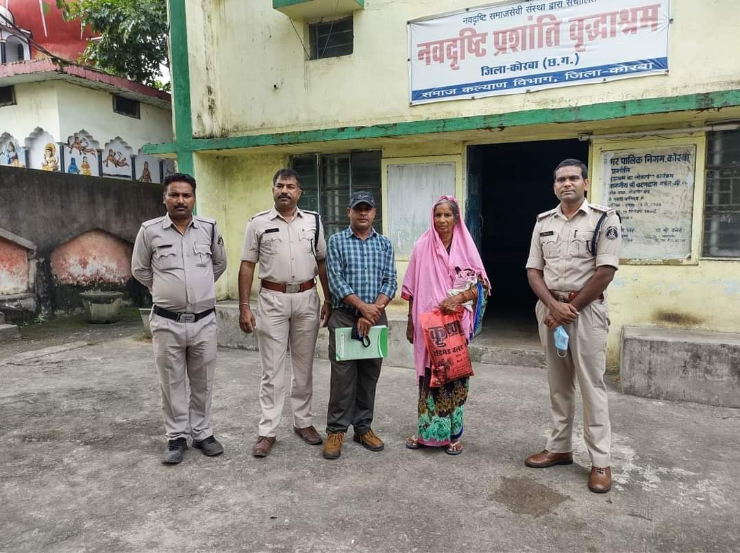 Photo of कोरबा:कुसमुण्डा पुलिस द्वारा दर – दर भटक रही वृद्धा को जरुरत का सामान देते हुए सकुशल पहुंचाया वृद्धाश्रम ….