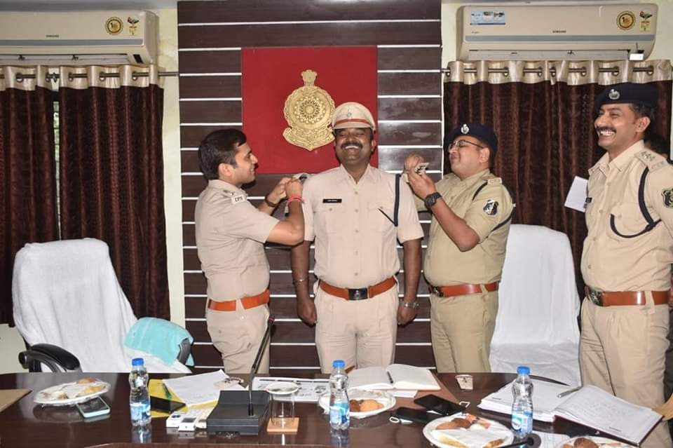 Photo of सब इंस्पेक्टर राजीव श्रीवास्तव बने इंस्पेक्टर, पुलिस अधीक्षक भोजराज पटेल ने किया पदोन्नत