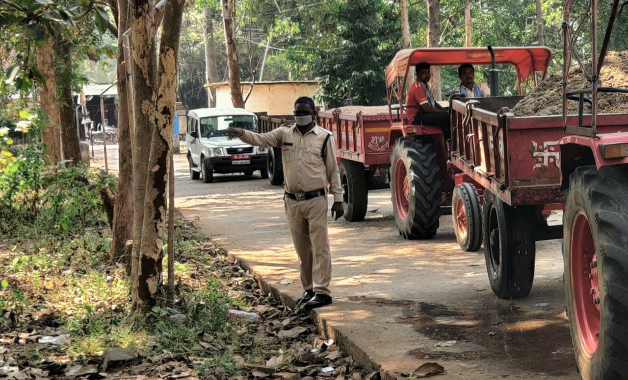 Photo of देवभोग में भी अवैध रेत परिवहन का खेल ,एसडीएम ने की कार्यवाही , दो ट्रैक्टर जप्त