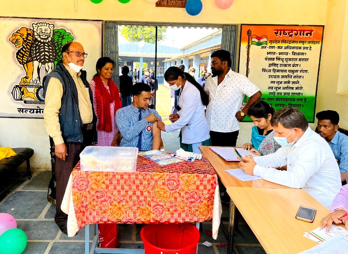 Photo of सेंट जॉन्स इंग्लिश मीडियम हायर सेकंडरी स्कूल में किया गया 80 विद्यार्थियों का टीकाकरण।
