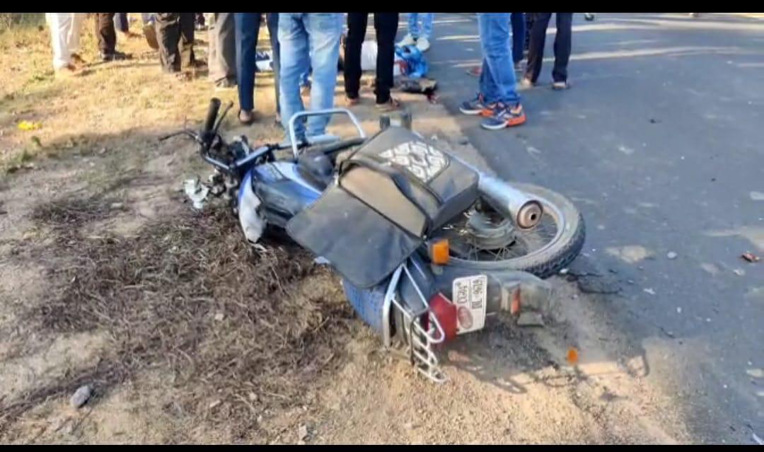 Photo of हादसा: ट्रक से भिड़ंत में बाइक सवार घायल, हालत गंभीर होने पर रायपुर रेफर,