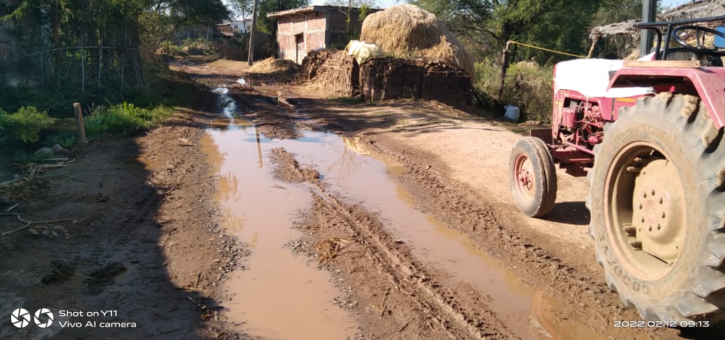 Photo of कीचड़ से होकर निकलते हैं ग्रामीण व राहगीरों को हो रही समस्या। लगातार बनी रहती है दुर्घटना की आशंका।