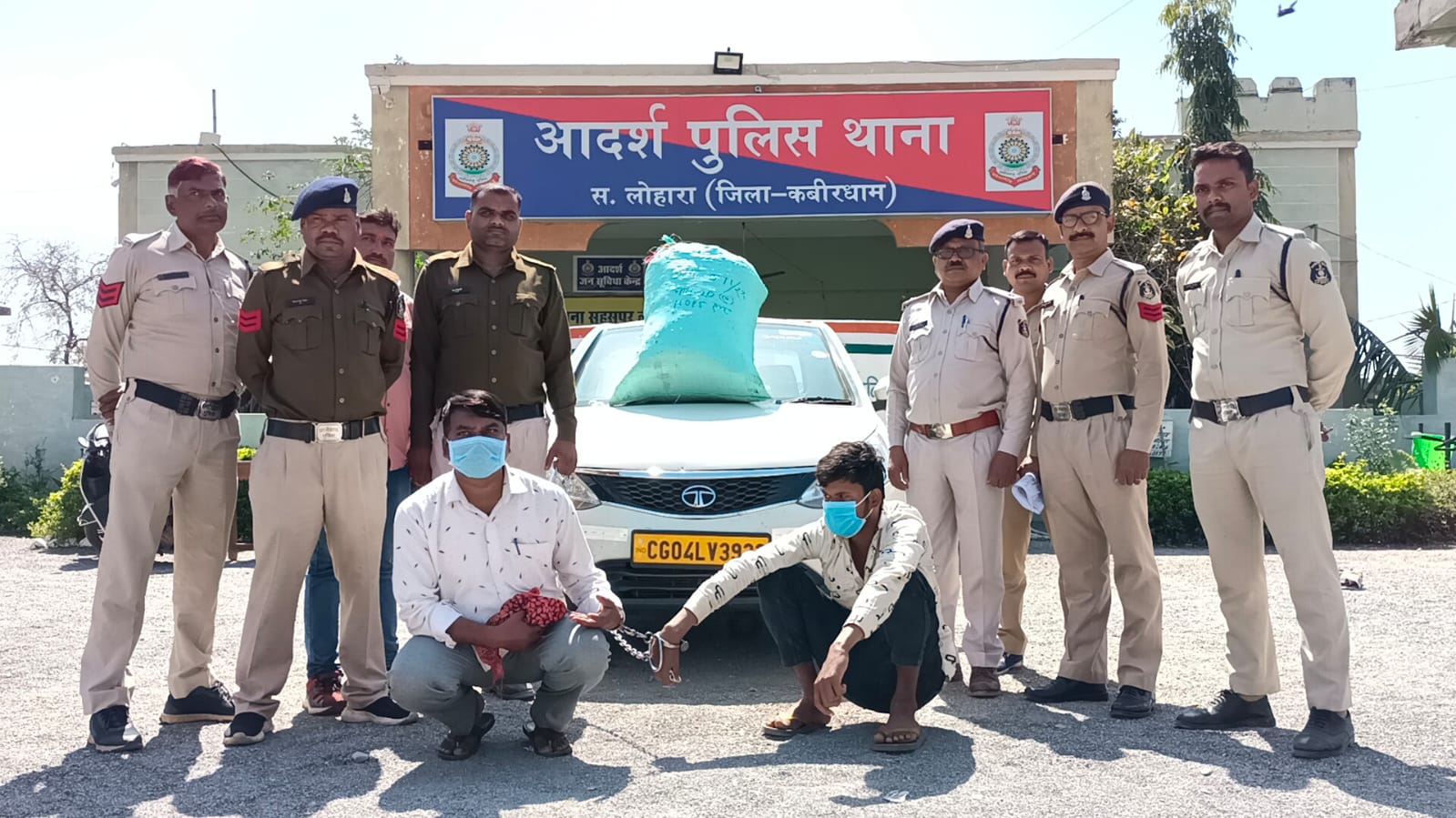 Photo of 23 किलो 200 ग्राम गांजे के साथ दो  तस्कर चढ़े लोहारा पुलिस के हत्थे।