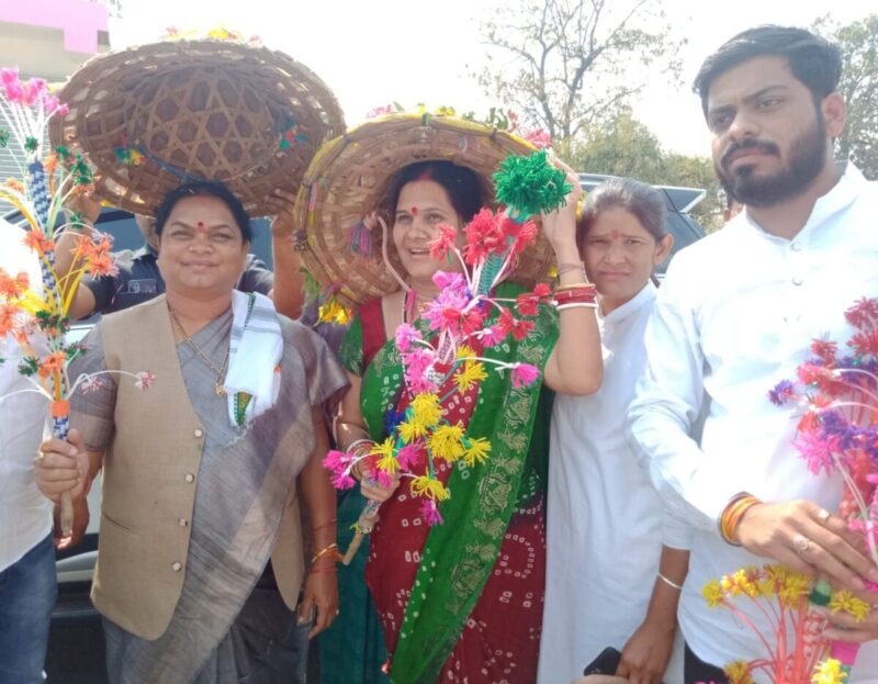 Photo of युवा कांग्रेस के प्रदेश सचिव ने छत्तीसगढ़ी परम्परा में फूलोदेवी नेताम का किया स्वागत