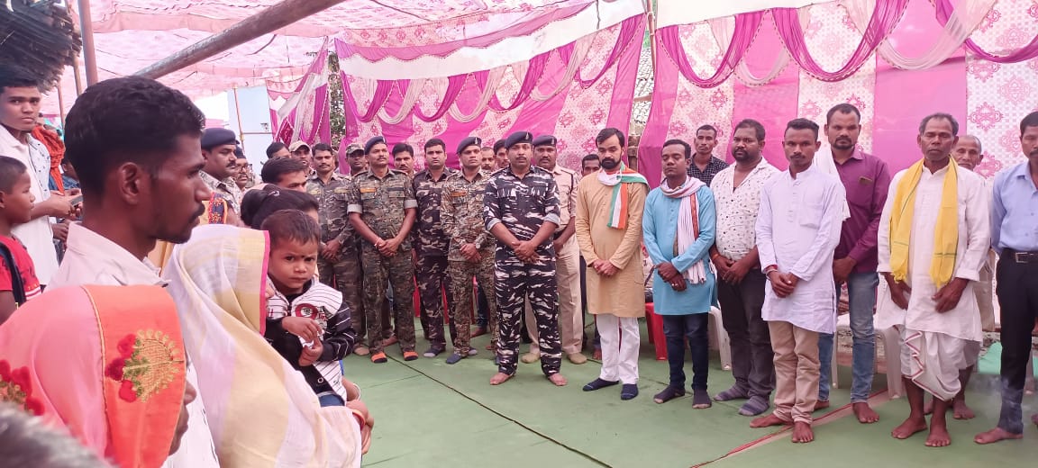 Photo of बीजापुर नक्सल प्रभावित तर्रेंम थाना क्षेत्र के जोन्नागुड़ा के जंगल में शहीद हुए वीरशहीदसुखसिंह_फरस के वीरता एवं शहादत को परिवारजन के साथ मिलकर दी गई श्रद्धांजलि