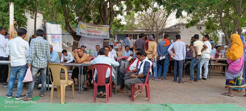 Photo of जन चौपाल में लोगो की समस्याओं का निराकरण कराने भटकते रहे ग्रामीण,कई विभाग के अधिकारी कर्मचारी रहे नदारद