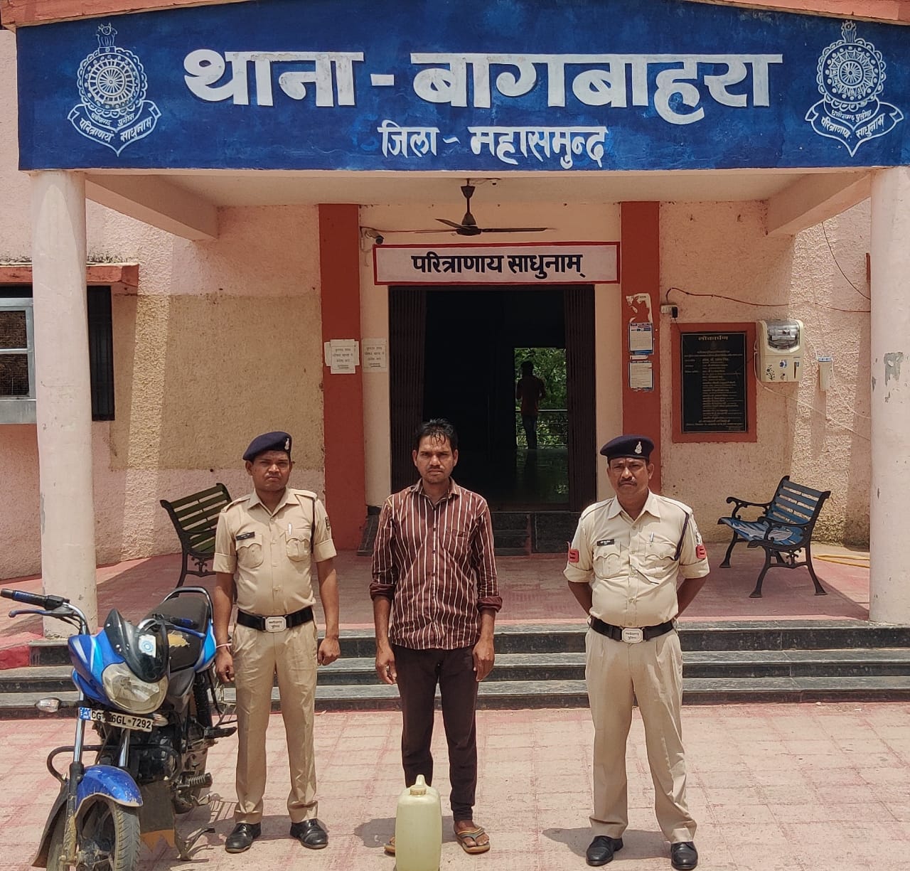Photo of 10 लीटर अवैध महुआ शराब के साथ एक आरोपी चढ़ा पुलिस के हत्थे
