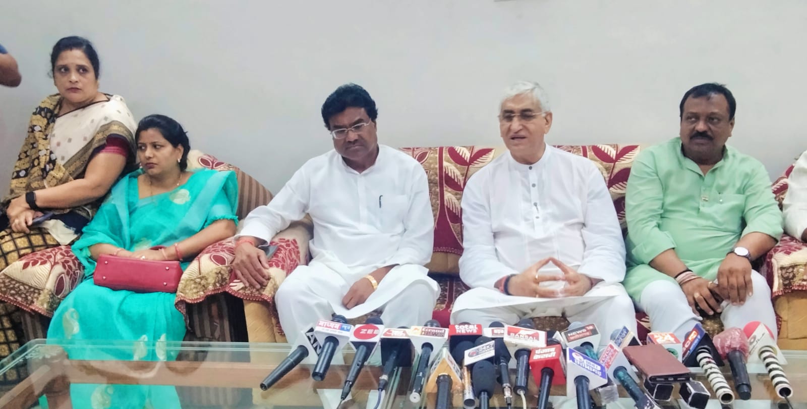 Photo of मंत्री ‘बाबा’ के प्रेसवार्ता में पत्रकारों को  मांगने पर भी नहीं मिला पानी।