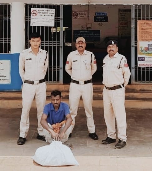 Photo of 30 नग देसी और 10 नग विदेशी शराब के साथ एक आरोपी गिरफ्तार।