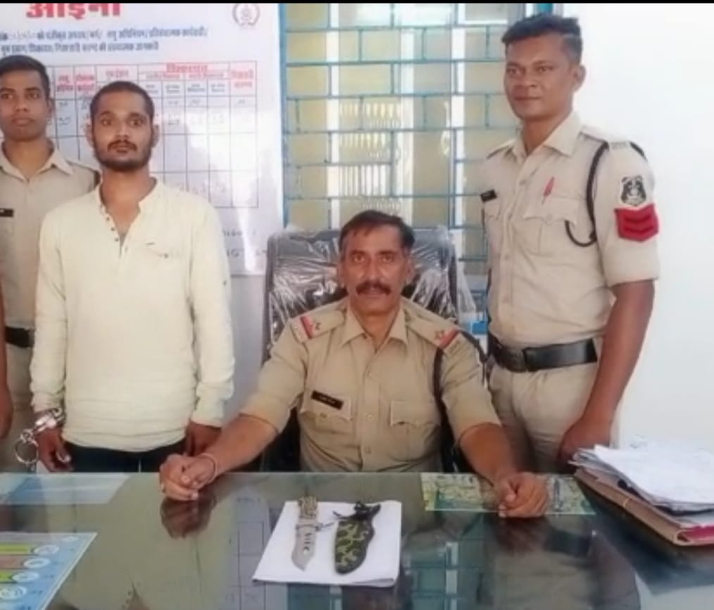 Photo of दिनदहाड़े नगर में चाकू लहराने वाला आरोपी चढ़ा पुलिस के हत्थे,