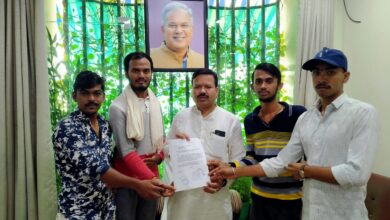 Photo of एमएससी में सीट बढ़ाने छात्र नेताओं ने संसदीय सचिव को सौंपा ज्ञापन।