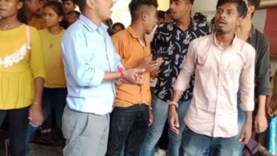 Photo of महाविद्यालय में अव्यवस्था को लेकर एबीवीपी में किया विरोध प्रदर्शन