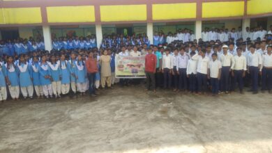 Photo of ग्राम नरतोरा में “खाकी के रंग — स्कूल के संग ” का हुआ आयोजन।