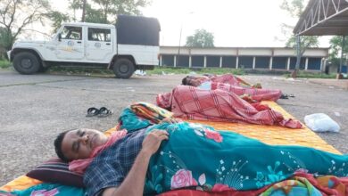 Photo of पुराना बकाया देने की मांग लेकर कलेक्ट्रेट पहुंचे किसानों को किया गया नजरबंद।