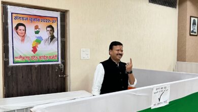 Photo of कांग्रेस अध्यक्ष पद के चुनाव के लिए संसदीय सचिव ने किया मतदान