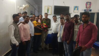 Photo of निरीक्षक के पद पर पदोन्नत होने पर थाना प्रभारी हर्ष धुरंधर को बधाई देने पहुंचे ग्रामीण…..