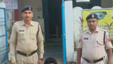 Photo of 15 लीटर महुआ शराब के साथ एक आरोपी गिरफ्तार….पटेवा पुलिस की कार्यवाही…