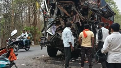Photo of तेज रफ्तार ट्रक की टक्कर से हाईवा में सवार खलासी की मौके पर मौत