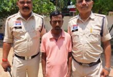 Photo of गांजा बेचने वालों को बख्श, पीने वालों पर कार्यवाही कर रही धमतरी पुलिस? छोटे नशेड़ियों पर सख़्ती, बड़े नशा कारोबारी बेखौफ!