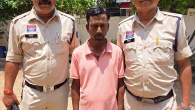 Photo of गांजा बेचने वालों को बख्श, पीने वालों पर कार्यवाही कर रही धमतरी पुलिस? छोटे नशेड़ियों पर सख़्ती, बड़े नशा कारोबारी बेखौफ!