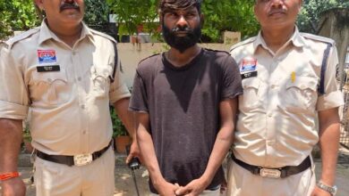 Photo of जिला बदर बदमाश विशाल बंजारे धमतरी में घूमता पकड़ा गया, पुलिस ने किया गिरफ्तार