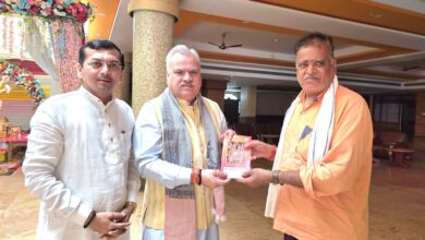 Photo of क्षेत्रीय संगठन महामंत्री अजय जम्वाल को प्रीतेश गांधी ने भेंट की राम कुंजी