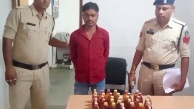 Photo of धमतरी पुलिस की सख्त कार्यवाही – ग्राम मड़ेली में अवैध शराब बिक्री का किया भंडाफोड़ – आरोपी गिरफ्तार