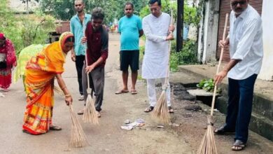 Photo of प्रधानमंत्री मोदी के जन्म दिन पखवाड़ा के तहत भाजपा नेता प्रीतेश गांधी वार्डवासियों के साथ किए साफसफाई