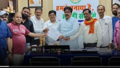 Photo of सिहावा मार्ग में धूल के गुब्बारे उड़ने से परेशान व्यापारी मिले महापौर से ।