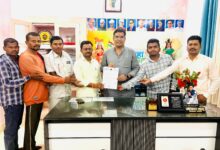 Photo of कुरमातराई–भोथीपार–कुर्रा सिंचाई नहर पार में डब्ल्यू.बी.एम. सड़क निर्माण की स्वीकृति हेतु धमतरी विधायक ओंकार साहू से मिले ग्रामीणजन….