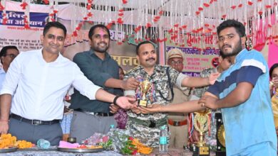 Photo of कलेक्टर अबिनाश मिश्रा  और एसपी सूरज सिंह परिहार पहुंचे नक्सल प्रभावित गांव बुडरा, खिलाड़ियों को किया प्रोत्साहित