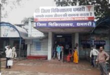 Photo of धमतरी : डॉ . के समय से नहीं पहुंचने पर जिला अस्पताल में दो व्यक्ति ने तोड़ा दम