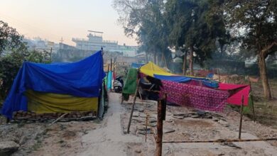 Photo of कड़कड़ाती ठंड में बेघर हुए रेलवे प्रभावितों को तिरपाल से राहत…. पूर्व सभापति  राजेन्द्र शर्मा ने कहा -मानवता के मिसाल पंडित राजेश शर्मा ।