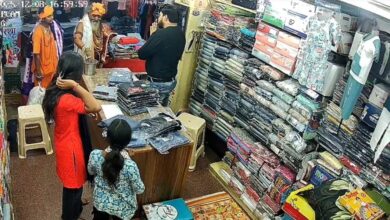 Photo of साधु के भेष में आया कथित बाबा दुकान से कपड़े ले उड़ा व्यापारी सहमा