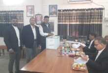 Photo of अधिवक्ता संघ के चुनाव में शुरू हुआ मतदान. अध्यक्ष, उपाध्यक्ष सहित पांच पदों के लिए डाले जाएंगे वोट