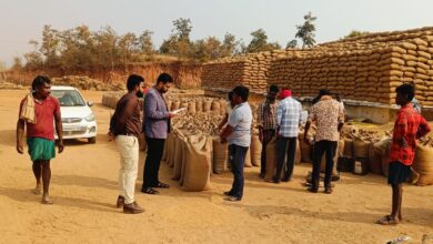 Photo of महासमुंद कलेक्टर ने किया नर्सियापलम और बम्हनी पिथौरा के धान खरीदी केन्द्र  का औचक निरीक्षण