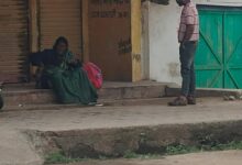 Photo of बे खौफ गांजा की पुड़िया बनाकर बेचने वाली महिला पर पुलिस क्यों मेहरबान?