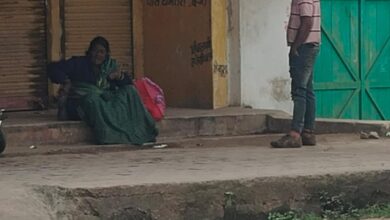 Photo of बे खौफ गांजा की पुड़िया बनाकर बेचने वाली महिला पर पुलिस क्यों मेहरबान?