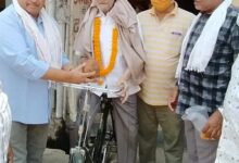 Photo of बड़ी रेल लाईन के लिए संघर्ष के प्रणेता विनोद कक्का ने साइकिल में घूम घूम कर जगाया धमतरी के आमजनों को