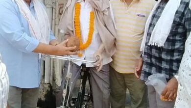 Photo of बड़ी रेल लाईन के लिए संघर्ष के प्रणेता विनोद कक्का ने साइकिल में घूम घूम कर जगाया धमतरी के आमजनों को