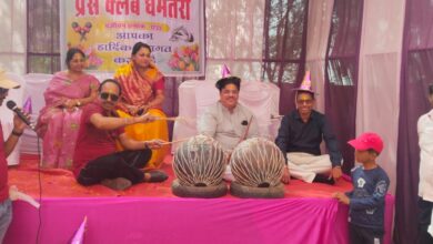 Photo of महापौर के नगाड़े की थाप पर थिरके पत्रकार, होली मिलन में उड़े रंग-गुलाल